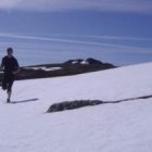 Un corredor entre la nieve de la zona del Teleno en la edición del pasado año