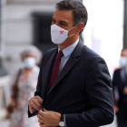 Sánchez, a su llegada al Congreso donde mantuvo una reunión con diputados, senadores y europarlamentarios del PSOE. JAVIER LIZÓN