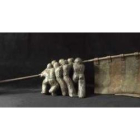 La obra representa a nueve figuras en actitud de alzar un característico pendón concejil leonés.