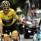 El corredor británico Geraint Thomas brinda por su victoria en el Tour de Francia. BERTORELLO