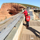 Un turista fotografiaba ayer a su familia en el paraje Patrimonio de la Humanidad de Las Médulas.