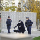 Dos policías y un anciano en el memorial judío de Viena. H. NEUBAUER