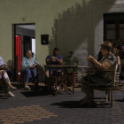Vecinos de Oteruelo toman el fresco y charlan en la plaza del Caño. FERNANDO OTERO PERANDONES