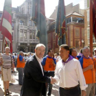Marcos Martínez saluda a un representante municipal de Oviedo.