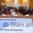 Los representantes de los cinco socios integrantes del proyecto Team-Up posan en foto de familia