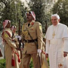 Benedicto XVI pasa revista a la guardia de honor a su llegada al Palacio Real en Ammán