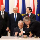 El presidente polaco, Lech Kaczynski, instantes después de firmar el Tratado de Lisboa.