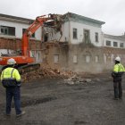 Las antiguas escuelas se llegaron a demoler antes de que el proyecto fuera paralizado.