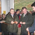 Abajo, Antonio Silván inaugura la feria de la matanza de Lillo junto al alcalde y otras autoridades