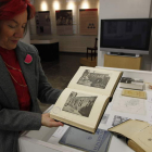 Magdalena Corral, gerente de la Fundación Sierra-Pambley, muestra el Catálogo Monumental de León.