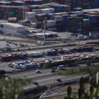 Tráfico 8Camiones y contenedores en el puerto de Barcelona, ayer.