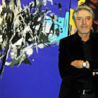 Andrés Sandoval ante una de sus obras.