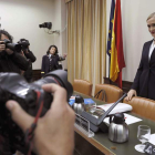 Cifuentes momentos antes de su comparecencia. F. ALVARADO