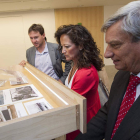 María de Diego visita la exposición ‘Memoria de un sueño’, acompañada del alcalde de Burgos.