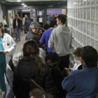 Colas en la zona de admisión del servicio de urgencias del hospital.