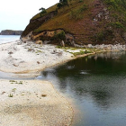 Playa de San Antolín de Bedón, donde se aprecia el río crecido. TURISMO DE ASTURIAS