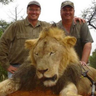 Palmer, a la izquierda de la imagen, junto a otro cazador, y un león abatido años atrás.