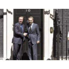 Cameron estrecha la mano al presidente Rodríguez Zapatero, a las puertas del nº 10 de Downing Street