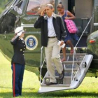 Barack Obama saluda mientras desciende del helicóptero «Marine One» en la Casa Blanca.