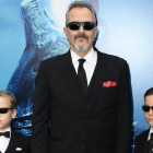 Miguel Bosé, con sus hijos Tadeo y Diego, en el estreno de Godzilla, en Los Ángeles.