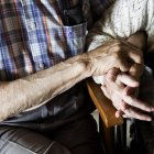 Una personas con Alzheimer recibe cuidados