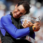 Nadal se abraza a su décima copa de Roland Garros.
