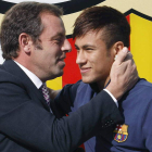 Sandro Rosell y Neymar, a la derecha, durante la presentación del jugador por el FC Barcelona. A. OLIVÉ