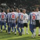 El central recibe instrucciones de Álvarez Tomé durante un partido