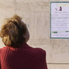 Una mujer mira la esquela de la niña, en 2013.