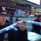 Un policía acoordona los alrededores de la estación de autobuses de Nueva York donde se ha producido la explosión.