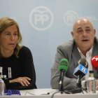 Noelia Álvarez y Goyo Chamorro, en la rueda de prensa de despedida del exalcalde. RAMIRO