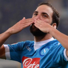 El delantero Gonzalo Higuaín celebra un gol con el Nápoles la temporada pasada.