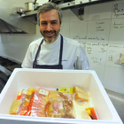 Alfonso Botas muestra la caja que envía con el cocido preparado y envasado al vacío.