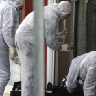 Forenses búlgaros examinan el cuerpo de Tsankov.