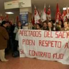Delegados sindicales y trabajadores de Sacyl recibieron a los encerrados a su salida del ambulatorio