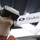 Un joven prueba el casco Oculus Rift, de la firma de realidad virtual Oculus VR, en la conferencia de desarrolladores de juegos de San Francisco, el pasado 19 de marzo.