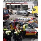 Policía, bomberos y personal sanitario junto a la parada de Moncloa