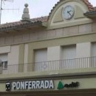 Imagen de la fachada de Adif en Ponferrada, con el habitual reloj de las estaciones ferroviarias