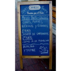 Arriba, la fachada de la Taberna del Camino de Santiago. Saturio Cadenas Cardo, del Restaurante Doña