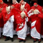 Un grupo de cardenales lucha contra el viento, en un momento del funeral