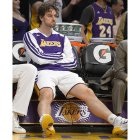 Pau Gasol, en el banquillo de los Lakers, durante el partido contra los Blazers.