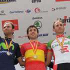 Ion Izagirre, con el 'maillot' rojigualda, escoltado por Alejandro Valverde (izquierda) y Carlos Barbero en el podio del campeonato de España de ruta de Ponferrada.