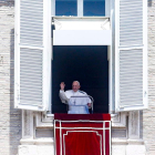 El papa Francisco saludando por la ventana antes de ser hospitalizado.  FABIO FRUSTACI