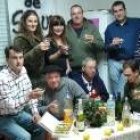 Los participantes en el encierro brindaron por su aspiración de lograr el centro de salud