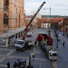 Colocación del árbol navideño en la Catedral. J. FERNÁNDEZ ZARDÓN