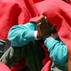 Un inmigrante, procedente de una patera que llegó el jueves a Barbate, se protege del sol