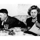 Adolf Hitler y y su esposa, Eva Braun.