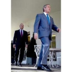 George Bush camina delante de Powell antes de la rueda de prensa