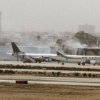 Una columna de humo se eleva del aeropuerto de Karachi, este lunes.