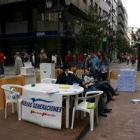 Los jóvenes escenificaron ayer los minipisos en la avenida España